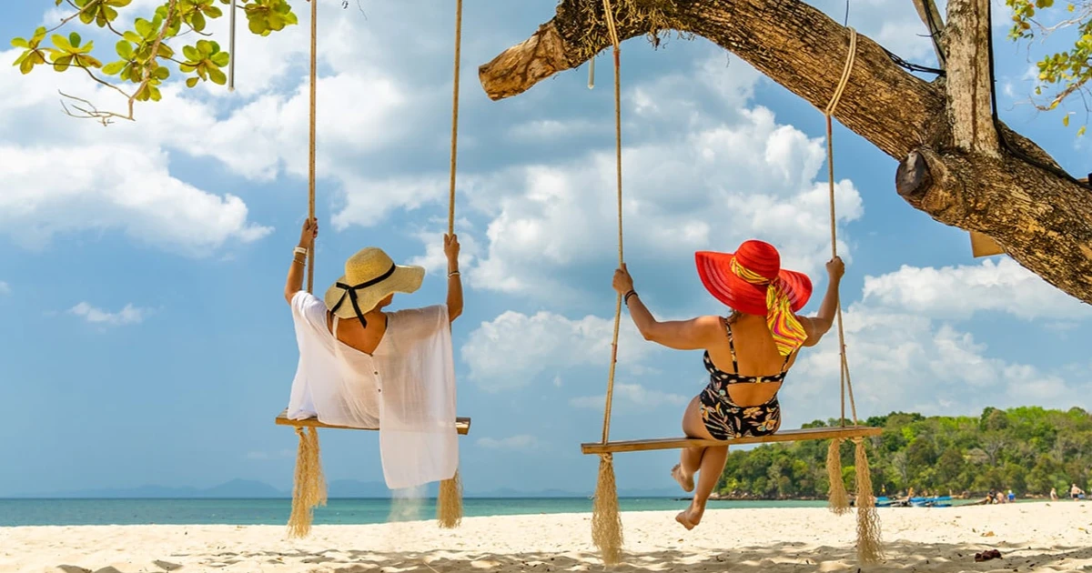 Viajar con audífonos: guía completa para volar, ir a la playa y más